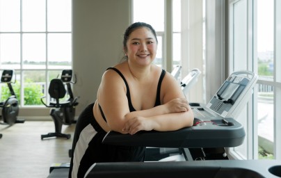 Osoba z nadwagą na siłowni