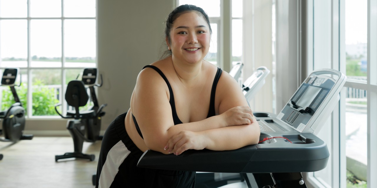 Osoba z nadwagą na siłowni