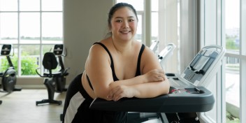 Osoba z nadwagą na siłowni