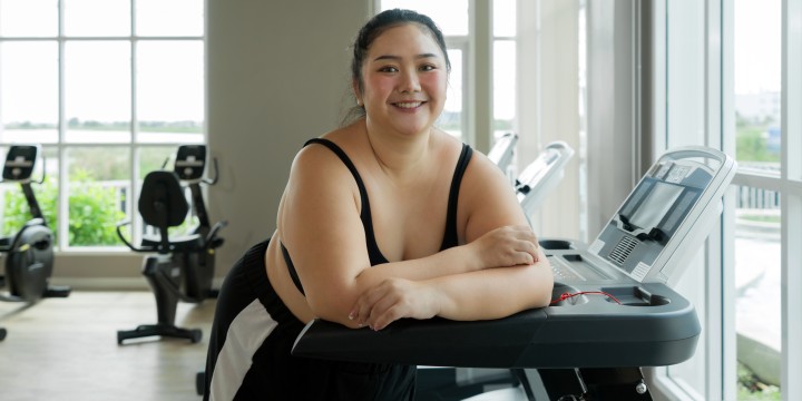 Osoba z nadwagą na siłowni